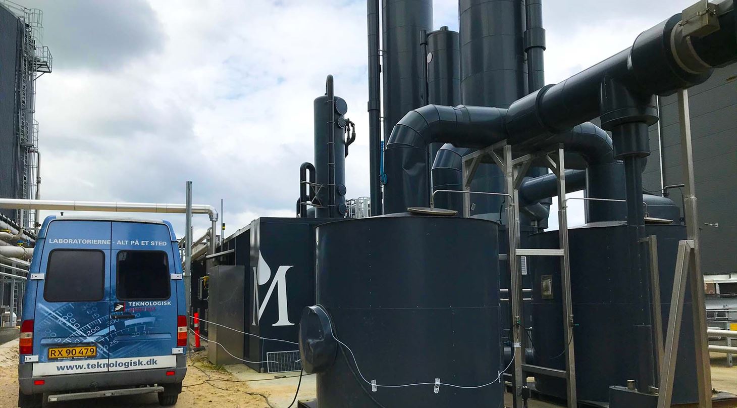 On-site lugtm�ling ved industrivirksomhed med avanceret udstyr og m�levogn.